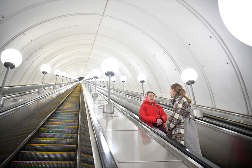 На четырёх станциях петербургского метро отремонтируют эскалаторы