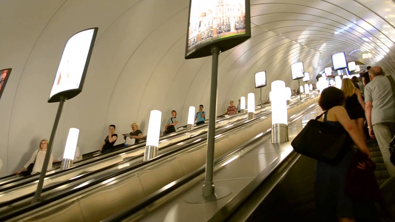 Смольный попросит метрополитен прекратить звуковую рекламу на эскалаторах