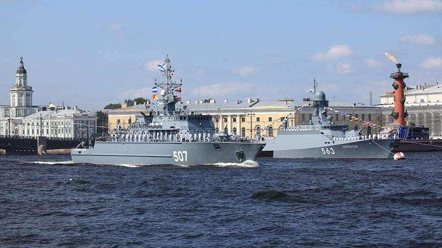 Верховный главнокомандующий Владимир Путин прибыл в Петропавловскую крепость, начался парад ВМФ в Петербурге.